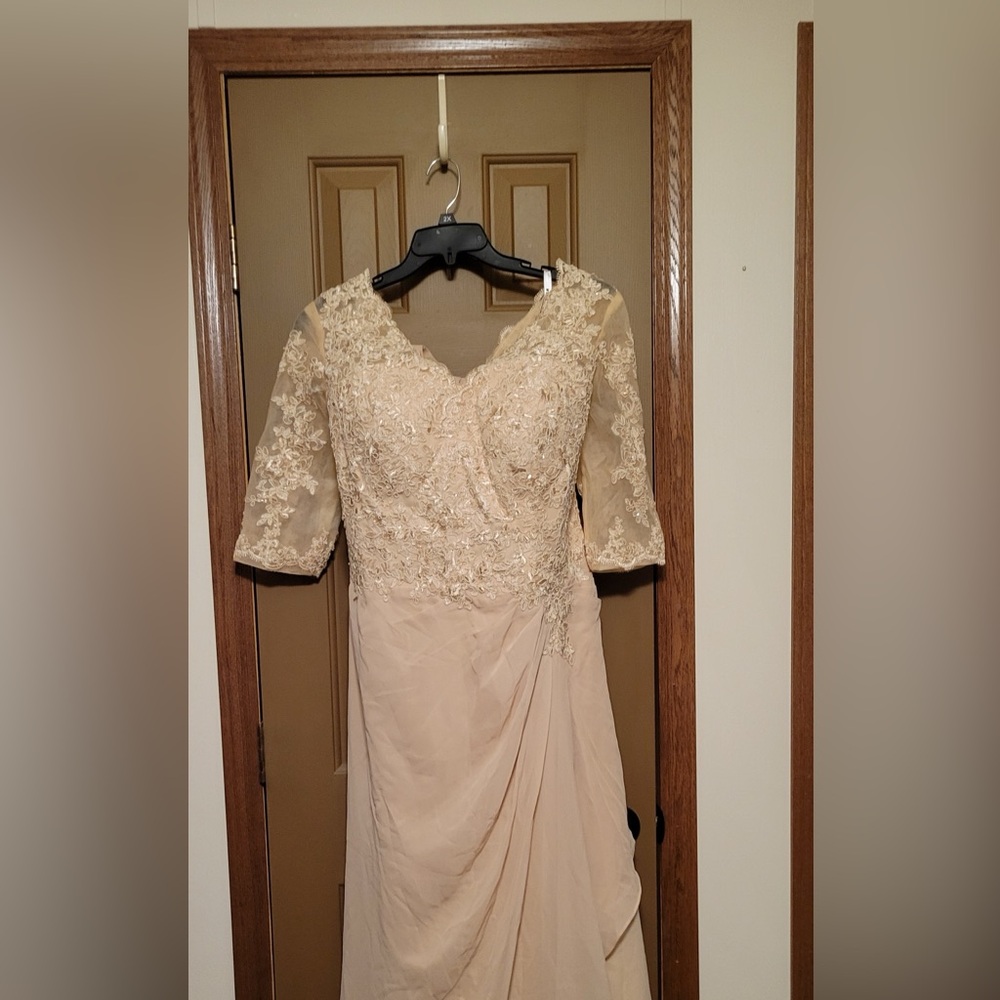 Elegant Cream Lace Evening Dress